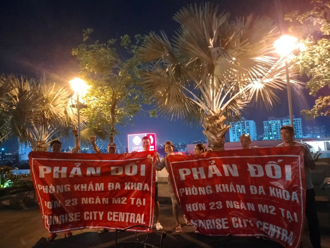 Một số cư dân chung cư Sunrise City Central treo băng-rôn tại chung cư. Lãnh đạo UBND Quận 7 yêu cầu tháo gỡ.