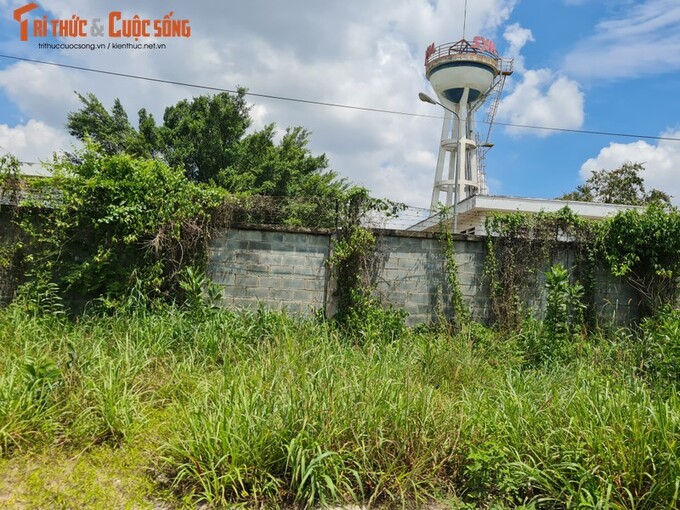 Tường rào bao quanh khu đất có chỗ xây bằng gạch...