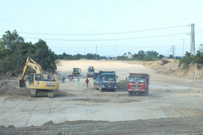 Các xe tải chở vật liệu từ mỏ tại xã Vạn Hưng đổ đất cho công trường dự án cao tốc đoạn qua địa bàn xã Vạn Thắng.