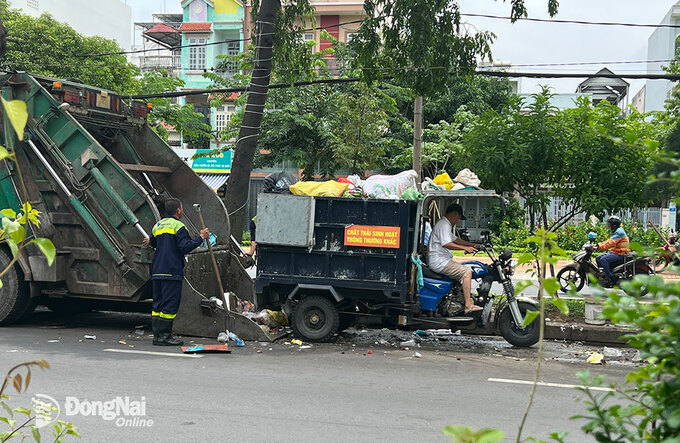 Điểm tập kết rác thải sinh hoạt trên đường Nguyễn Ái Quốc, TP.Biên Hòa. Ảnh: H.Lộc