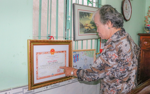 Năm 2016, bà Chích vinh dự được nhận bằng khen của Thủ tướng về học tập và làm theo tư tưởng, đạo đức Hồ Chí Minh. Ảnh: Khoa Lê