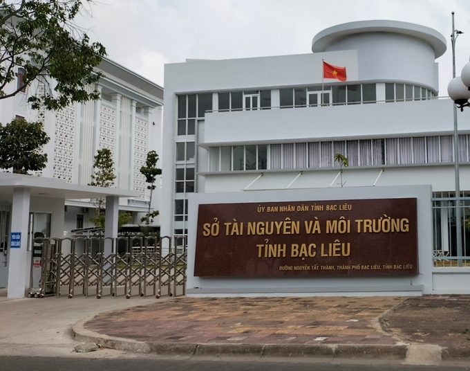 Hàng loạt sở, ngành ở tỉnh Bạc Liêu đã chủ động gỡ bỏ biển cấm quay phim, ghi âm, chụp ảnh trước cổng cơ quan sau chỉ đạo của Chủ tịch UBND tỉnh Phạm Văn Thiều