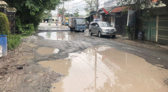 Đường Trần Quang Diệu xuất hiện nhiều hố nước, gây nguy hiểm cho người tham gia giao thông (ảnh chụp ngày 18-7)