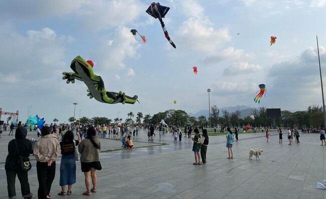 Tháng 3.2023, CLB Diều Kite Sky đã phối hợp với Thành đoàn Quy Nhơn tổ chức giao lưu thả diều nghệ thuật tại Quảng trường Nguyễn Tất Thành, thu hút đông đảo người dân và du khách đến xem. Ảnh: LÊ NA