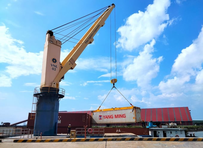 Xếp dỡ hàng container tại Cảng Hưng Thái, một trong những cảng cạn đầu tiên của tỉnh.