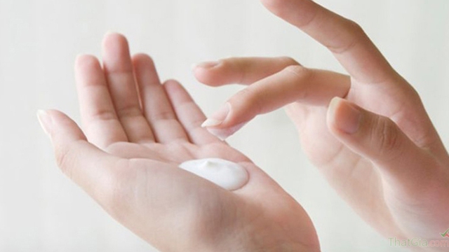 Mẫu kiểm nghiệm không đạt tiêu chuẩn chất lượng do chứa thành phần chất bảo quản Methyl paraben và Propyl paraben không có trong thành phần công thức sản phẩm đã được cấp số tiếp nhận Phiếu công bố sản phẩm mỹ phẩm.