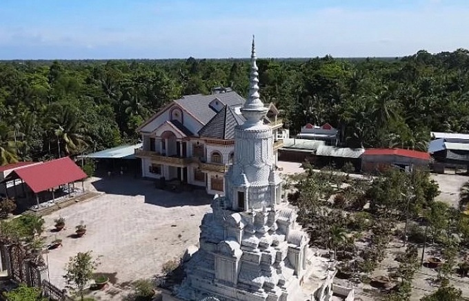 Biệt thự được xây ngay cạnh tháp...
