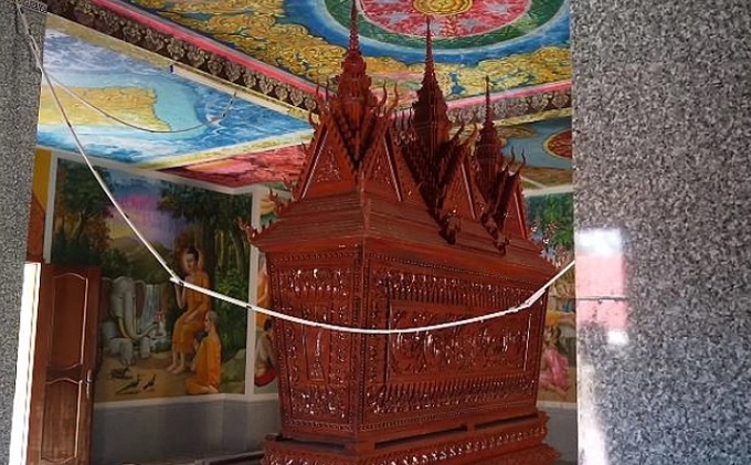 Trong tháp là chiếc quan tài của mẹ, anh giữ lại làm kỷ niệm.