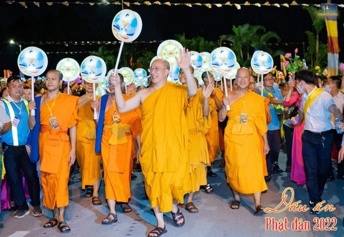 Trụ trì chùa Ba Vàng - đại đức Thích Trúc Thái Minh - và các chư tăng trong ngày lễ Phật đản năm 2022 - Ảnh: Chùa Ba Vàng