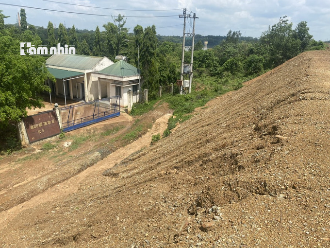Đất chảy vào lấp cả khuôn viên khu xử lý chất thải của khu công nghiệp