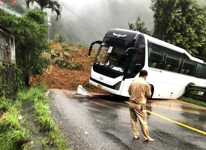 Khu vực sạt lở tại chốt CSGT khiến 3 chiến sĩ đang mất tích. Ảnh: Nguyễn Quân.