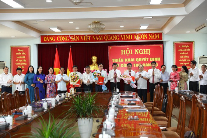 Thường trực Tỉnh ủy Đồng Nai chúc mừng các cán bộ vừa nhận nhiệm vụ