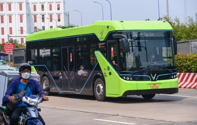 Xe buýt điện chạy trên đường Võ Văn Kiệt, quận 1, TP.HCM - Ảnh: QUANG ĐỊNH