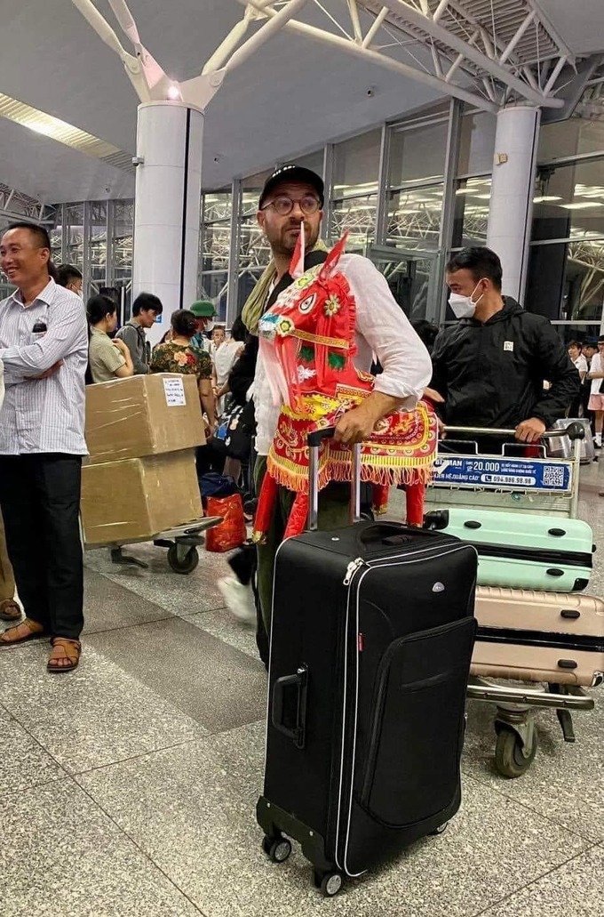 Bức ảnh chụp vội ông Tây và ngựa vàng mã ở sân bay gây sốt mạng.