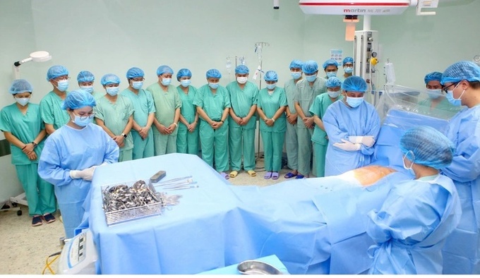 Các bác sĩ ở Huế cúi đầu tiễn biệt và cảm ơn hành động hiến tạng cứu người cao đẹp của anh L.V.H. và gia đình - Ảnh: THƯỢNG HIỂN