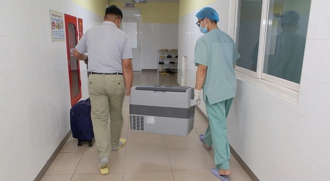 Gan của anh H. sau khi được hiến đã được đưa ra sân bay để bay ra Hà Nội ghép cho một bệnh nhân suy gan - Ảnh: THƯỢNG HIỂN