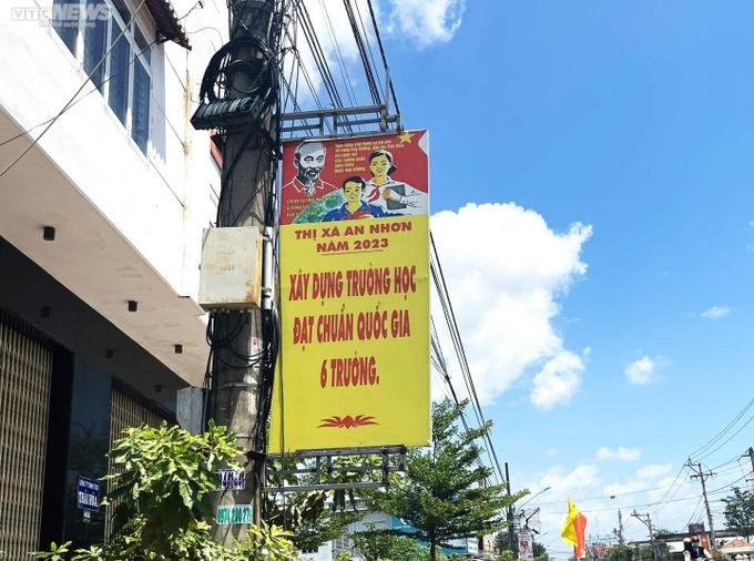 Bảng khẩu hiệu có nội dung tuyên truyền khiến người đọc