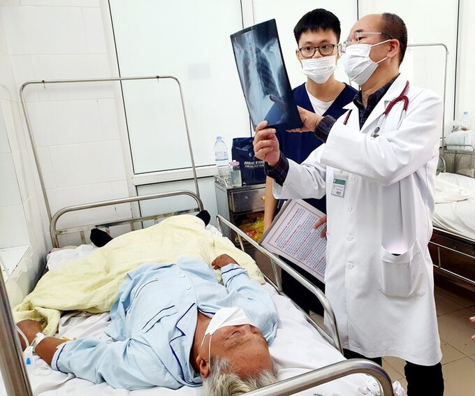 Bác sĩ thăm khám cho bệnh nhân nhiễm liên cầu khuẩn. Ảnh: M.Thanh