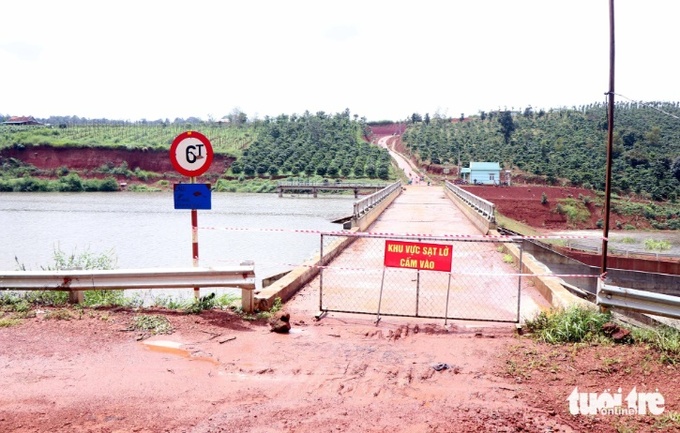 Hồ thủy lợi Đắk N'Ting (Đắk Glong, Đắk Nông) bị sạt trượt, phải cảnh báo cấm vào - Ảnh: H.T.