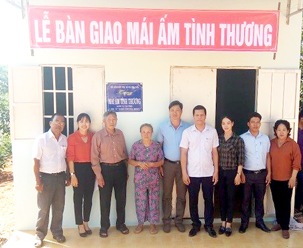 Thầy Lê Doãn Cự (thứ 3 từ trái sang) tại buổi trao tặng mái ấm tình thương ở ấp 4, xã Vĩnh Tân (H.Vĩnh Cửu)