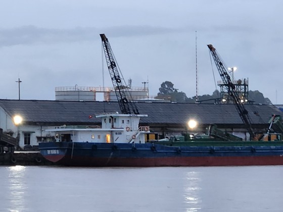 Một tàu pha sông biển (SB) đang lên hàng ở bến Quốc Hằng chiều tối ngày 25-7