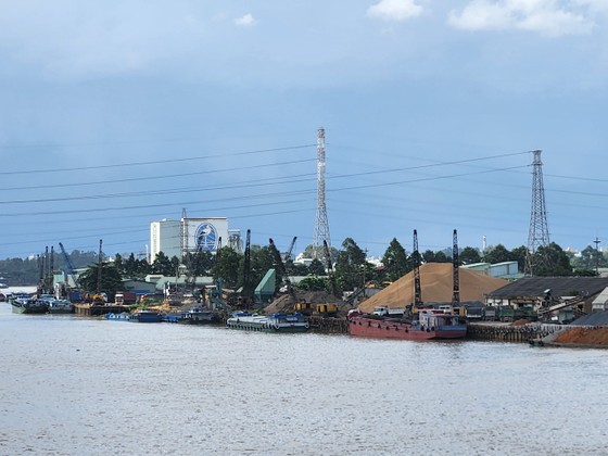 Toàn cảnh khu vực có các bến thủy nội địa gần chân cầu An Hảo (TP Biên Hòa)