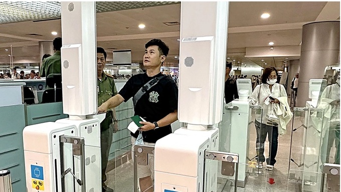 Hành khách là người Việt có hộ chiếu gắn chip nhập cảnh với máy trong một phút - Ảnh: C.TRUNG