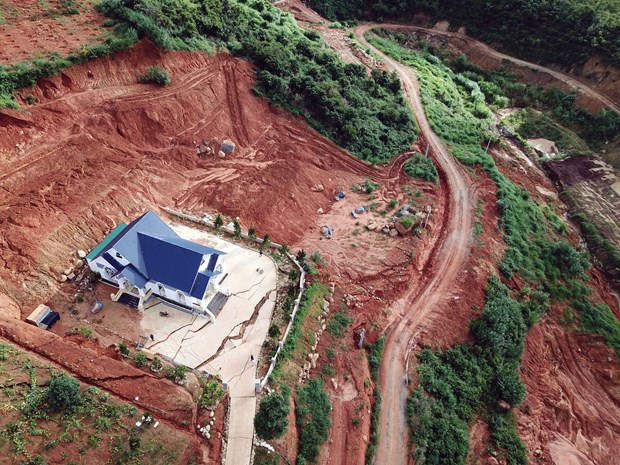 Một căn biệt thự ven hồ bị sạt lở hư hỏng nặng. Ảnh: Nguyễn Dũng-TTXVN