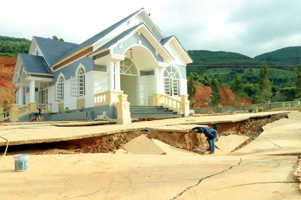 Căn biệt thự ven hồ bị sụt lún do dòng chảy ngầm. Ảnh: Nguyễn Dũng-TTXVN
