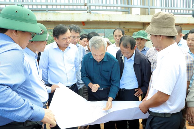 Thứ trưởng Nguyễn Hoàng Hiệp (áo trắng đứng giữa) cùng các chuyên gia phân tích nguyên nhân sạt lở. Ảnh: Nguyễn Dũng-TTXVN
