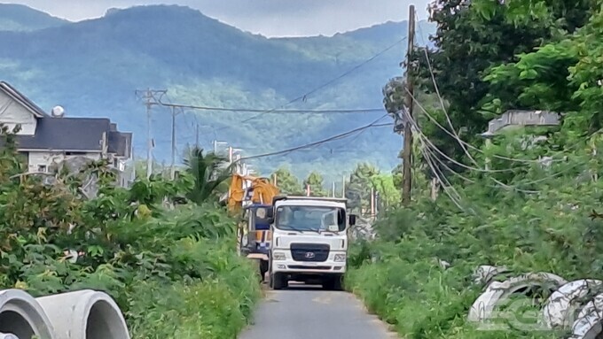 Nhiều người dân phải đi đường vòng để về nhà