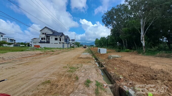 Tuyến thoát nước không hề che chắn, trẻ nhỏ rồi người tham gia thông đi lại cực nguy hiểm.