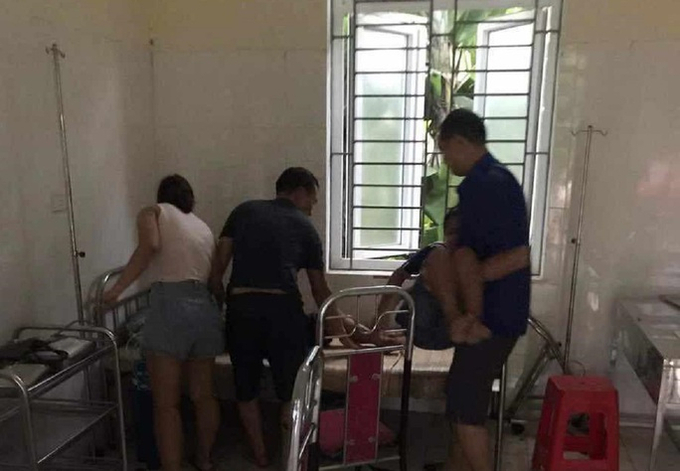 Hai cháu nhỏ sau đó được đưa tới Trạm y tế xã Xuân Lập để điều trị, hiện đã ổn định sức khỏe