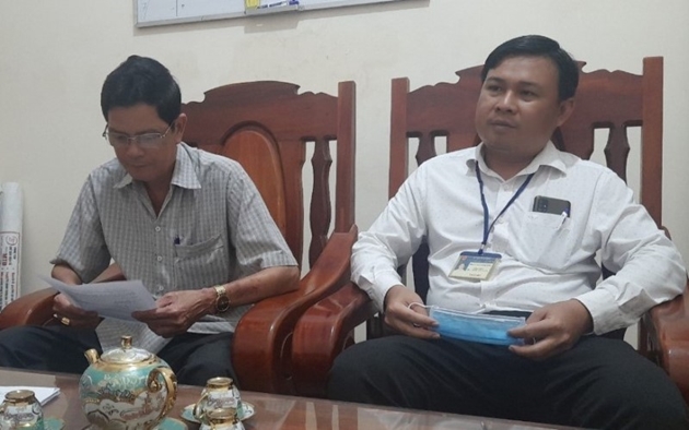 Ông Đoàn Thanh Dương, cán bộ địa chính xã (bên phải) và ông Huỳnh Tấn Hiệp, Phó Chủ tịch UBND xã Tân Thành (bên trái) trao đổi về vụ việc. Ảnh: Nguyên Dũng