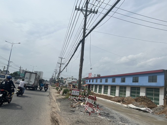 Lưới điện trên Quốc lộ 13 đang được gỡ vướng
