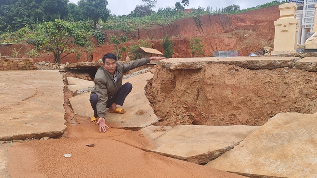 Trượt sạt đất, gây ảnh hưởng đến sản xuất và đời sống của 9 hộ dân tại thôn Đông Anh, xã Đông Thanh, huyện Lâm Hà. Ảnh: Vũ Linh