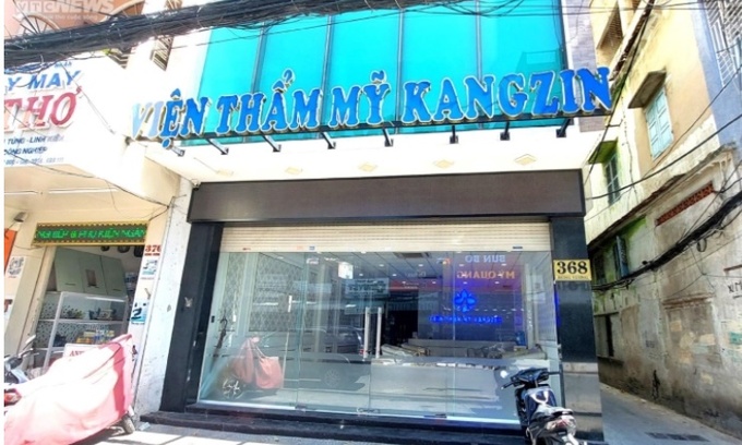 Sáng 15/8, cơ sở thẩm mỹ tại 368 Hùng Vương bố trí 2 nhân viên trực và nhận thông tin khách đến đăng ký dịch vụ làm đẹp.