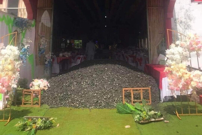 Đống đá dăm chặn cổng nhà hàng tiệc cưới. (Ảnh: MXH)
