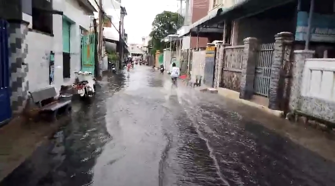 Tình trạng mưa là ngập tại hẻm Ngô Đức Kế, hẻm 52 Nguyễn Bá Ngọc (khu phố Hải An, TT.Phước Hải, huyện Đất Đỏ) đã xảy ra nhiều năm nay.