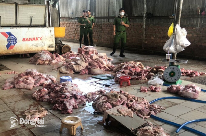 Lực lượng công an kiểm tra cơ sở chế biến thịt heo không đảm bảo vệ sinh tại P.Long Bình (TP.Biên Hòa)