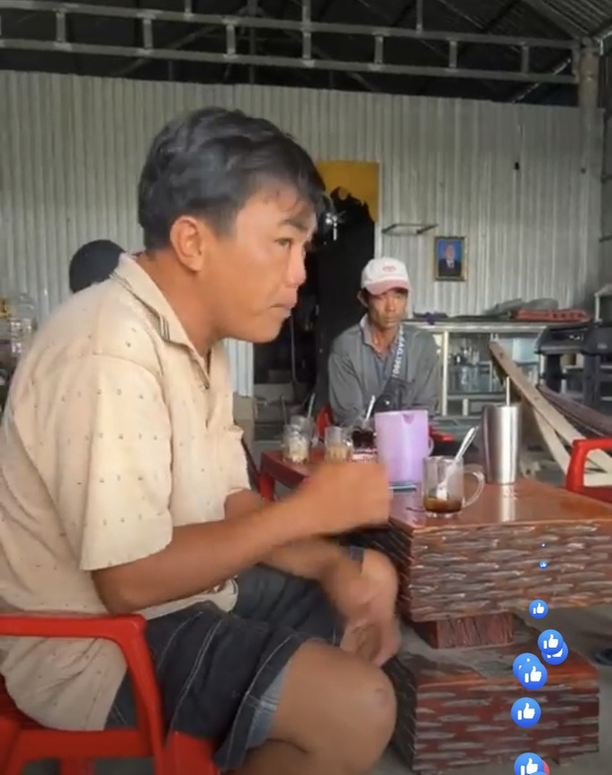 Ông Sáu Te nói chuyện cùng gia đình người