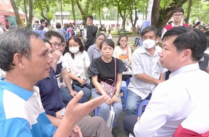 Phụ huynh và học sinh đặt câu hỏi về xét tuyển đại học tại Ngày hội lựa chọn nguyện vọng xét tuyển đại học 2023 do báo Tuổi Trẻ tổ chức tại TP.HCM - Ảnh: NHƯ HÙNG