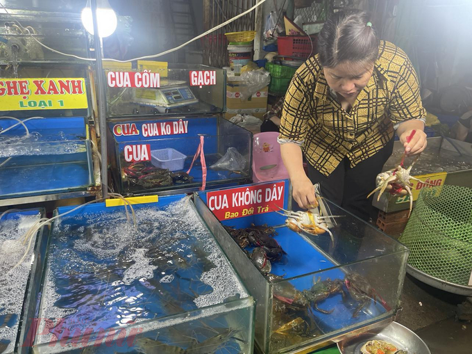 Cua biển bán tại các chợ truyền thống TPHCM hiện giảm mạnh, chỉ còn 250.000 - 450.000 đồng/kg - Ảnh: Nguyễn Cẩm