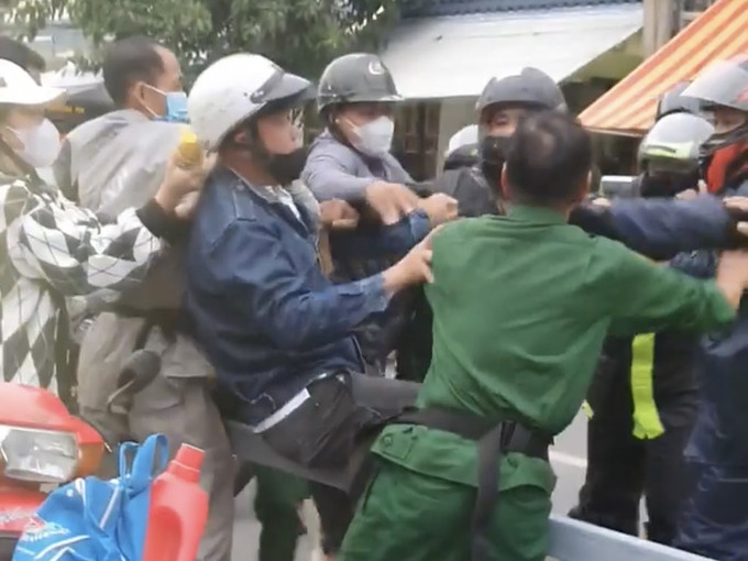 Nhóm môtô xô xát, chửi bới người dân.