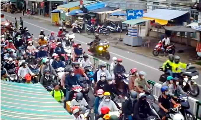 Hình ảnh nhóm người lái xe mô tô phân khối lớn đi vào làn ngược chiều ở phà Cát Lái (từ tỉnh Đồng Nai về TP.HCM) gây bức xúc những ngày qua - Ảnh cắt từ clip trên mạng