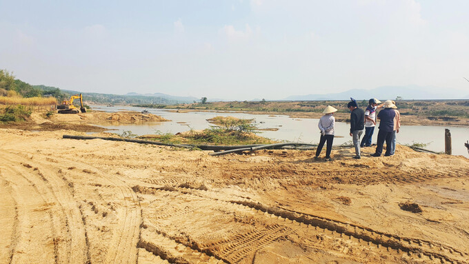 Kiểm tra hoạt động khai thác cát trên sông Ba đoạn qua TP Kon Tum.