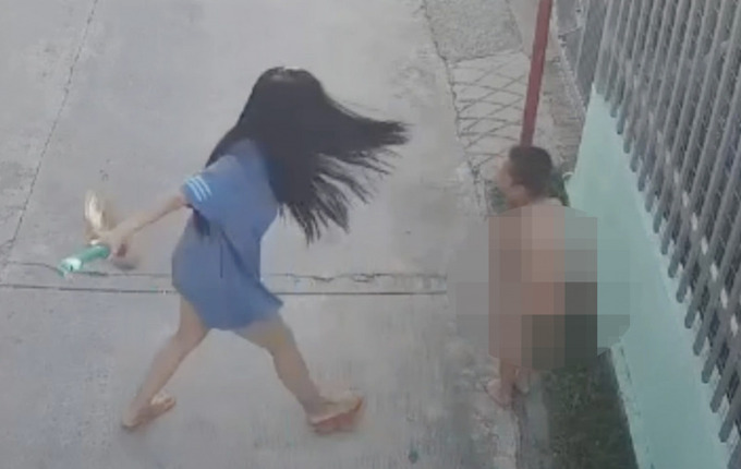 Bé T. liên tục bị Trang bạo hành. (Ảnh: Cắt từ video).