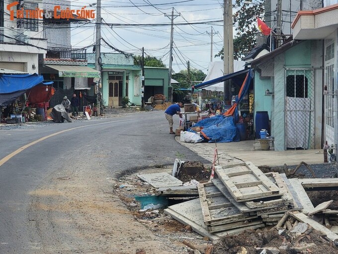 Xà bần vương vãi khắp nơi gây cảnh nhếch nhác cho tuyền đường được đầu tư hàng chục tỷ đồng