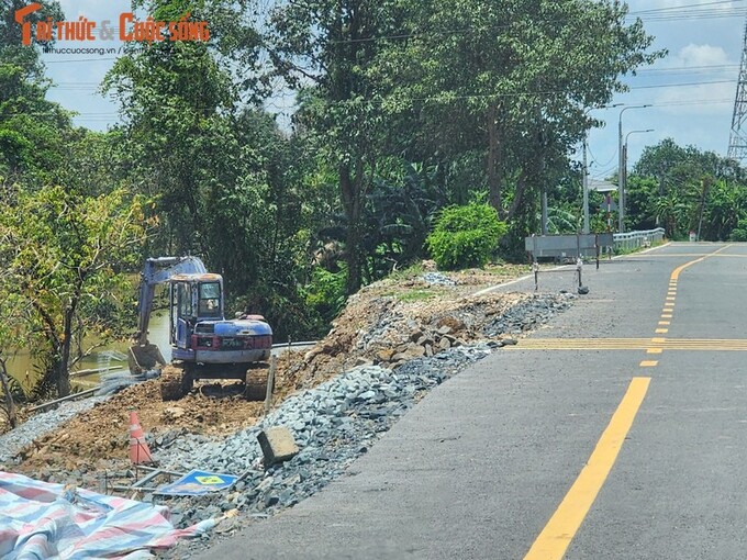 Nhiều vị trí vẫn đang thi công lỗ chỗ như áo vá