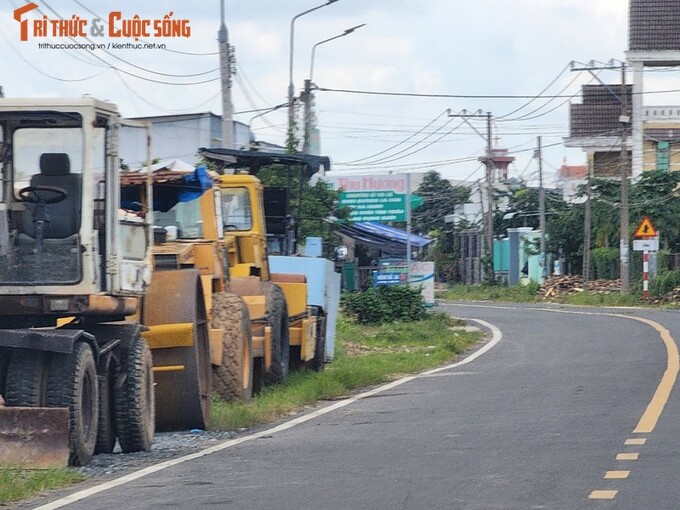 Máy móc thiết bị gỉ sét nằm bên đường, nhưng dự án thì vẫn chưa xong